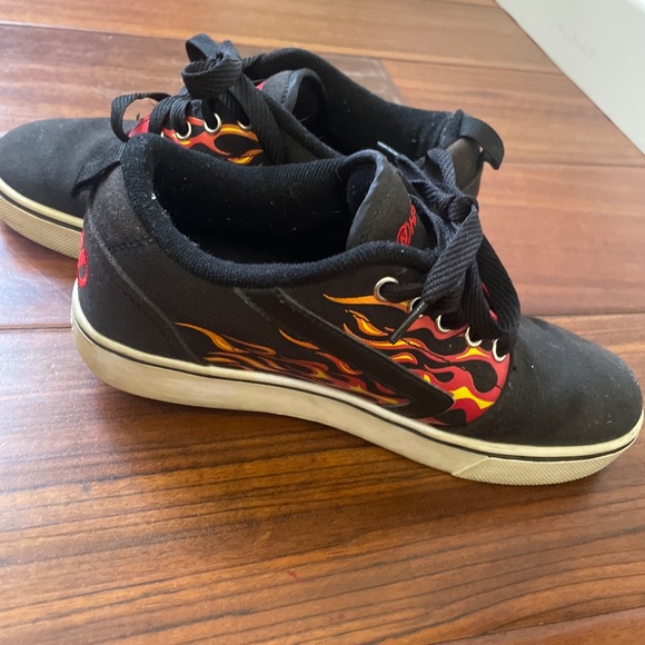 Black heelys with red flames - Picture 3 of 4